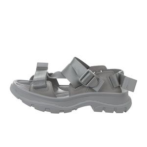 Alexander McQueen
Tread flat sandals